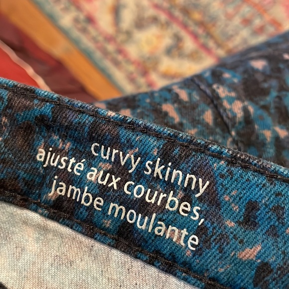 Snakeskin like denim jeans. Size 6 fit 4 from Mossimo. Premium denim. - Picture 4 of 4